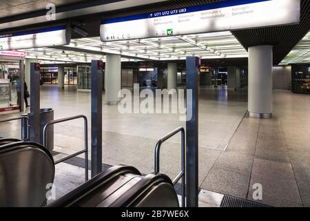 Metropolitana di Dusseldorf su Heinrich-Heine-Allee, insolitamente vuota durante l'ora di punta, a causa della pandemia corona Foto Stock