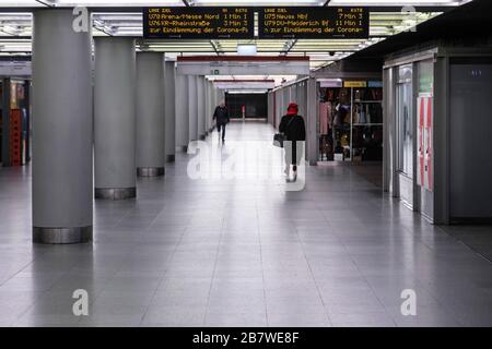 Metropolitana di Dusseldorf su Heinrich-Heine-Allee, insolitamente vuota durante l'ora di punta, a causa della pandemia corona Foto Stock