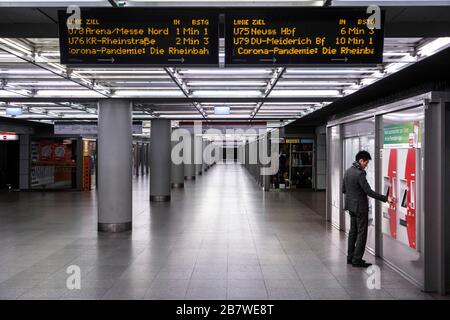 Metropolitana di Dusseldorf su Heinrich-Heine-Allee, insolitamente vuota durante l'ora di punta, a causa della pandemia corona Foto Stock