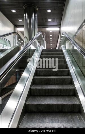 Metropolitana di Dusseldorf su Heinrich-Heine-Allee, insolitamente vuota durante l'ora di punta, a causa della pandemia corona Foto Stock