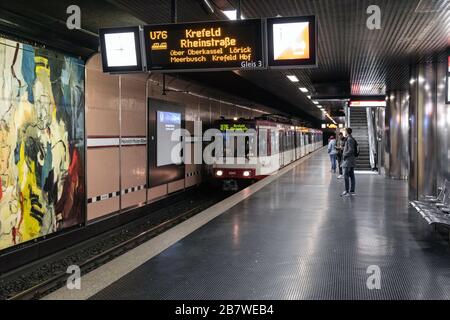 Metropolitana di Dusseldorf su Heinrich-Heine-Allee, insolitamente vuota durante l'ora di punta, a causa della pandemia corona Foto Stock