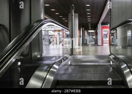 Metropolitana di Dusseldorf su Heinrich-Heine-Allee, insolitamente vuota durante l'ora di punta, a causa della pandemia corona Foto Stock