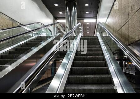 Metropolitana di Dusseldorf su Heinrich-Heine-Allee, insolitamente vuota durante l'ora di punta, a causa della pandemia corona Foto Stock