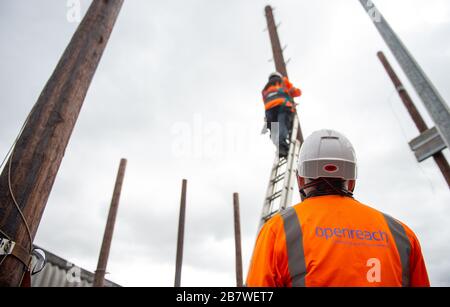 Ingegneri Openreach presso il centro di formazione Openreach di Peterborough Foto Stock
