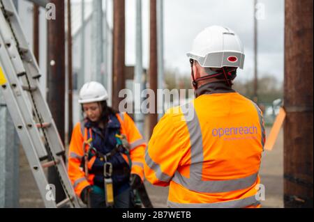 Ingegneri Openreach presso il centro di formazione Openreach di Peterborough Foto Stock