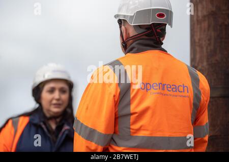 Ingegneri Openreach presso il centro di formazione Openreach di Peterborough Foto Stock