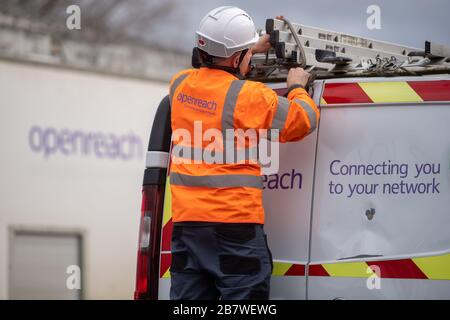 Un ingegnere Openreach carica il suo furgone presso il centro di formazione Openreach di Peterborough Foto Stock