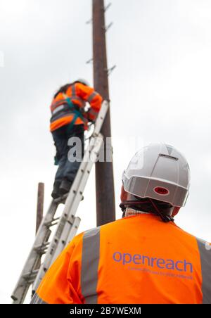 Ingegneri Openreach presso il centro di formazione Openreach di Peterborough Foto Stock