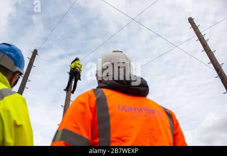 Ingegneri Openreach presso il centro di formazione Openreach di Peterborough Foto Stock