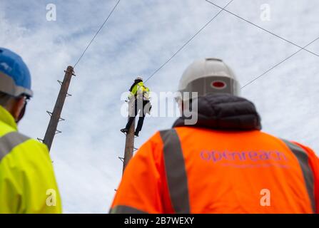 Ingegneri Openreach presso il centro di formazione Openreach di Peterborough Foto Stock
