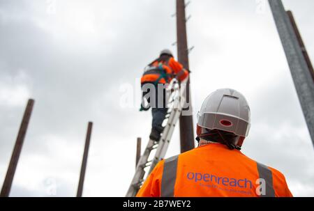 Ingegneri Openreach presso il centro di formazione Openreach di Peterborough Foto Stock