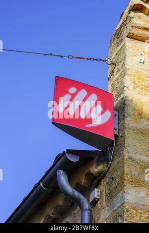 Bordeaux , Aquitaine / France - 01 04 2019 : Logo segno caffè Illy caffè caffetteria leader italiano caffè marca ristorante in città strada Foto Stock