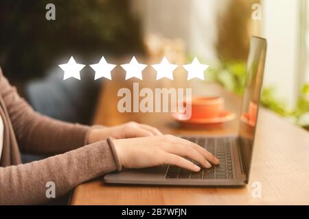 Businesswoman premendo il pulsante per la valutazione di alta qualità Foto Stock