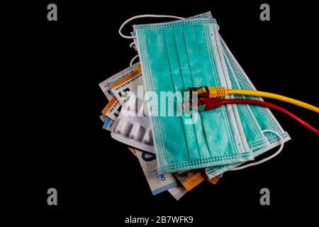 Cavo ethernet lan posa su maschere mediche viso, denaro e medicina per la protezione da virus informatici provenienti da Internet Foto Stock