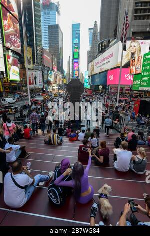 USA, New York City, Manhattan, Time Square all'incrocio tra Broadway e Seventh Avenue Foto Stock