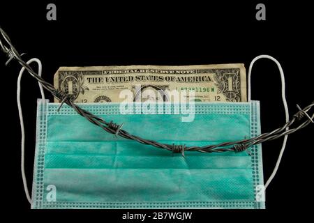 Fattura del dollaro rugosa dietro una maschera medica del viso con filo spinato che si posa sulla parte superiore per confinare Foto Stock