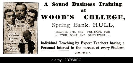 Un annuncio del 1916 per l'università di insegnamento di Woods, banca di primavera, Hull (Regno Unito) con ritratti del principale F C Wood e insegnanti C Wood & A Wood, conosciuto come il 'trio di insegnamento' e uno slogan che consiglia a tutti i giovani uomini di imparare lo shorthand. Foto Stock