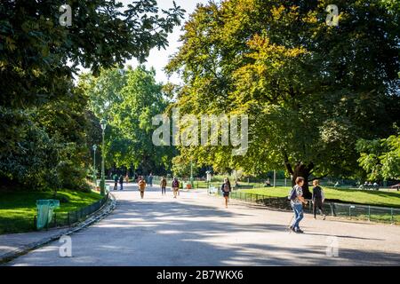 Parigi/FRANCIA - 10 settembre 2019 : Persone a Parc Monceau Foto Stock