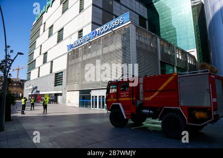 Talavera, Spagna. 17 Marzo 2020. I membri dell'UME Military Emergency Unit svolgono attività di disinfezione e sorveglianza durante l'arresto forzato. La Spagna ha registrato quasi 1,000 nuove infezioni COVID-19 nelle ultime 24 ore, portando il numero totale di casi a 8,744. Per contenere il virus, la Spagna ha dichiarato uno stato di allerta, chiudendo tutti i loro servizi essenziali e ordinando alla sua popolazione di 46 milioni di persone di rimanere a casa. La gente è autorizzata soltanto per andare fuori comprare il cibo o la medicina, per andare al lavoro o per ottenere il trattamento medico. Credit: SOPA Images Limited/Alamy Live News Foto Stock