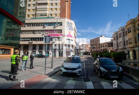 Talavera, Spagna. 17 Marzo 2020. I membri dell'UME e della polizia lavorano insieme durante lo Stato di allerta per il Coronavirus Covid-19.Spain ha registrato quasi 1,000 nuove infezioni COVID-19 nelle ultime 24 ore, portando il numero totale di casi a 8,744. Per contenere il virus, la Spagna ha dichiarato uno stato di allerta, chiudendo tutti i loro servizi essenziali e ordinando alla sua popolazione di 46 milioni di persone di rimanere a casa. La gente è autorizzata soltanto per andare fuori comprare il cibo o la medicina, per andare al lavoro o per ottenere il trattamento medico. Credit: SOPA Images Limited/Alamy Live News Foto Stock