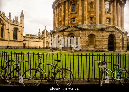 La circolarità della Radcliffe camera la rende un punto focale della città di Oxford, sede della Oxford University, Inghilterra. Foto Stock