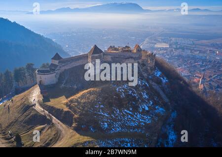 Veduta aerea della Fortezza di Rasnov e della città di Rasnov a Brașov, Transilvania, Romania Foto Stock