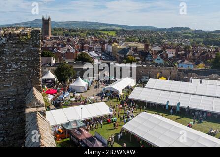 Vista del Ludlow Food Festival dalla Grande Torre di Ludlow Caste, Shropshire, Inghilterra, Regno Unito. Foto Stock