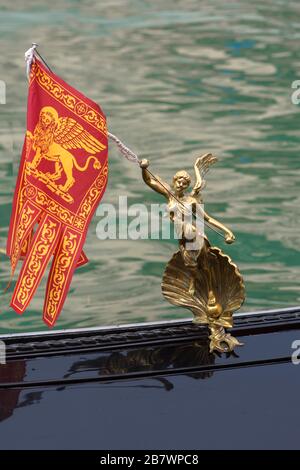 Personaggio d'angelo con bandiera veneziana su una gondola, Venezia, Veneto, Italia Foto Stock