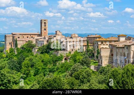 Colle di Val d'Elsa, Toscana: Cattedrale di Colle di Val d'Elsa (Concattedrale dei Santi Alberto e Marziale) e case dell'alta città Colle Alta. Foto Stock