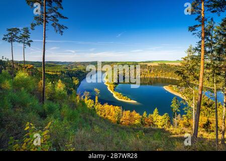 Vista del bacino idrico di Hohenwarte in autunno, Dragon's Tail Peninsula, luci del mattino, Upper Saale, parco naturale Thueringer Schiefergebirge/Obere Foto Stock