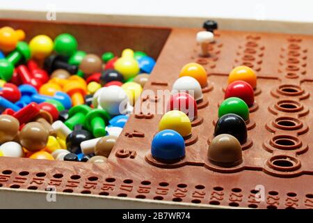 Umea, Norrland Svezia - 10 febbraio 2020: Due giocatori si incontrano nel gioco Mastermind Foto Stock