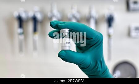 Guanto con campione di laboratorio, assistente di laboratorio alla ricerca di un vaccino contro il coronavirus, pandemia COVID-19, CureVac GmbH nel Foto Stock