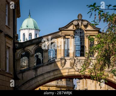 The Bridge of Sospiri, Oxford, UK, che mostra una figura spettrale che attraversa da un lato all'altro Foto Stock