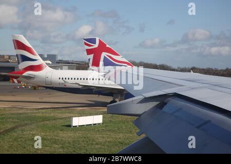 Aeroporto di Gatwick Inghilterra Airplane Boeing 747-400 (744) Wing che mostra Union Jack Design sulla punta Wing Foto Stock
