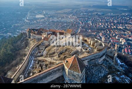 Veduta aerea della Fortezza di Rasnov e della città di Rasnov a Brașov, Transilvania, Romania Foto Stock
