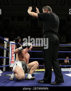 Round1: Darren Stubbs (Oldham, pantaloncini d'argento) sconfigge Steve Spartacus (Ipswich, pantaloncini bianchi), il torneo di boxe Prizefighter "The Light Heavyweight" Foto Stock
