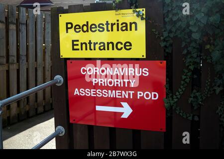 Cartello per la valutazione delle priorità del coronavirus, Warwick Hospital, Warwickshire, Regno Unito Foto Stock