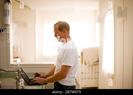 Man digitando su un computer portatile Foto Stock
