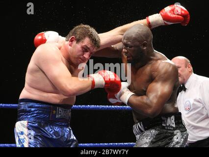 Danny Williams (pantaloncini d'argento, Brixton) sconfigge John McDermott (pantaloncini blu, Horndon) in un concorso Heavyweight per il titolo britannico a Goresbrook Lei Foto Stock