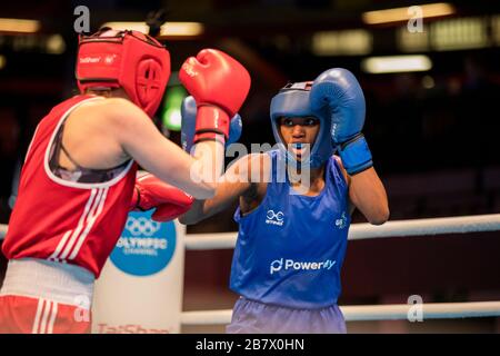 Londra, Regno Unito. 14-03-20. Ala Staradub (BLR) combatte Caroline Budois (GBR) durante l'evento di qualificazione di Road to Tokyo European Olympic Boxing. Foto Stock