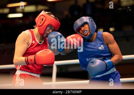 Londra, Regno Unito. 14-03-20. Ala Staradub (BLR) combatte Caroline Budois (GBR) durante l'evento di qualificazione di Road to Tokyo European Olympic Boxing. Foto Stock