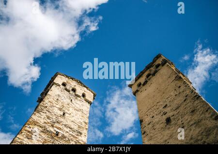 Le tradizionali Torri Svan contro il cielo blu nel comune di Ushguli, nell'alta Svaneti, Georgia. Punto di riferimento georgiano Foto Stock