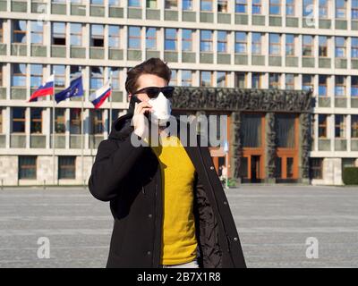 Lubiana,Slovenia;12.03.2020.uomo che indossa la maschera di protezione facciale FFP3, dal momento che sono emersi nuovi coronavirus Sars-cov-2 e un'influenza, nel centro della città. Foto Stock