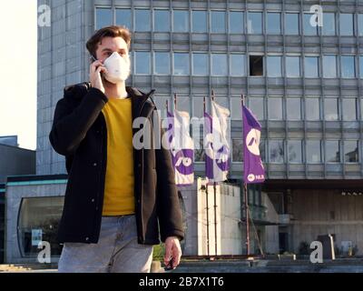 Lubiana,Slovenia;12.03.2020.uomo che indossa la maschera di protezione facciale FFP3, dal momento che sono emersi nuovi coronavirus Sars-cov-2 e un'influenza, nel centro della città. Foto Stock