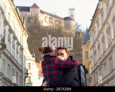 Giovane coppia spaventato che indossa una maschera di protezione del viso nel centro della città da quando è emerso il nuovo coronavirus Sars-cov-2 (Covid 19). Foto Stock