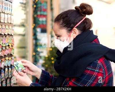 Lubiana, Slovenia; 12.03.2020. Donna, turista, che indossa la maschera di protezione del viso FFP3, dal momento che sono emersi nuovo coronavirus Sars-cov-2 e un influenza, shopping. Foto Stock