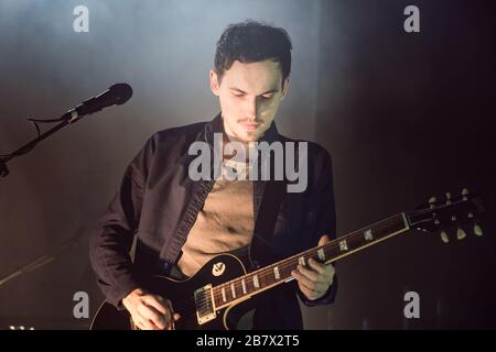 Copenaghen, Danimarca. 04th, Febbraio 2016. La figlia indie folkloristica inglese ha tenuto un concerto dal vivo al VEGA di Copenaghen. Qui il musicista Igor Haefeli è visto dal vivo sul palco. . (Photo credit: Gonzales Photo - Rod Clemen). Foto Stock