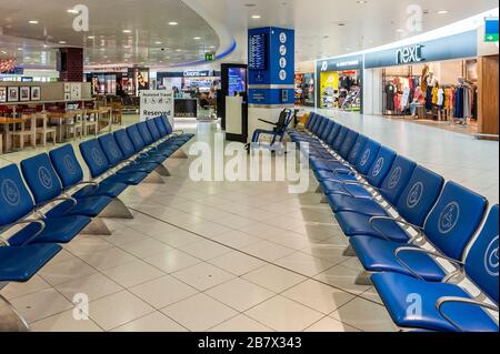 Birmingham, West Midlands, Regno Unito. 18 Marzo 2020. La sala partenze è stata oggi deserta all'aeroporto internazionale di Birmingham, poiché molte persone hanno scelto di non volare a causa della pandemia del Covid-19. Anche i voli sono stati annullati a causa del numero di passeggeri basso. Credit: Notizie dal vivo di AG/Alamy Foto Stock