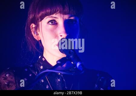 Copenaghen, Danimarca. 04th, Febbraio 2016. La figlia indie folkloristica inglese ha tenuto un concerto dal vivo al VEGA di Copenaghen. Qui la cantante e musicista Elena Tonra è visto dal vivo sul palco. . (Photo credit: Gonzales Photo - Rod Clemen). Foto Stock
