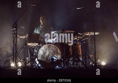 Copenaghen, Danimarca. 04th, Febbraio 2016. La figlia indie folkloristica inglese ha tenuto un concerto dal vivo al VEGA di Copenaghen. Qui il batterista Remi Aguilella è visto dal vivo sul palco. . (Photo credit: Gonzales Photo - Rod Clemen). Foto Stock